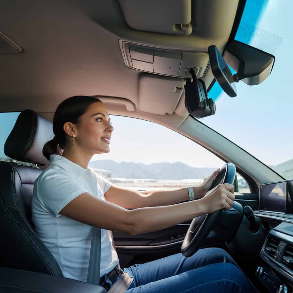 zestaw głośnomówiący do samochodu z mikrofonem - przypięty do osłony przeciwsłonecznej.